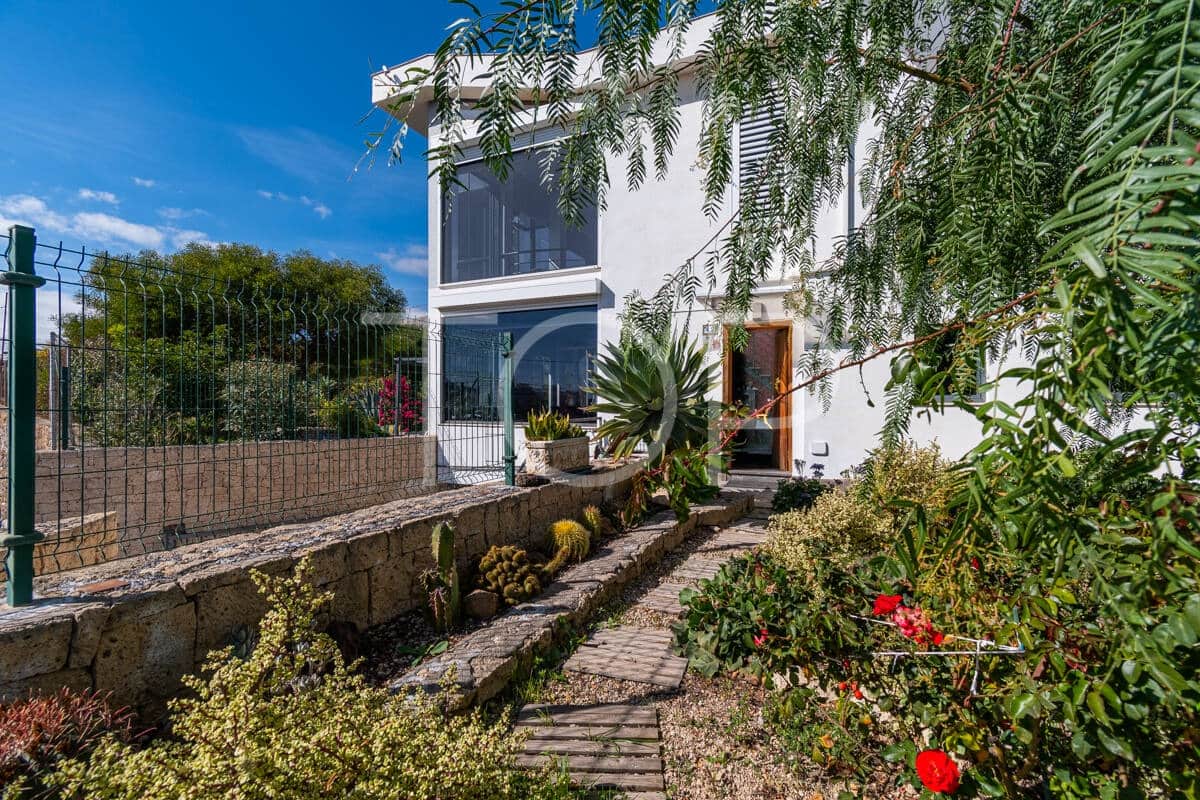 6 bedroom Villa for sale in Granadilla de Abona with garage - € 795,000 (Ref: 9481625)