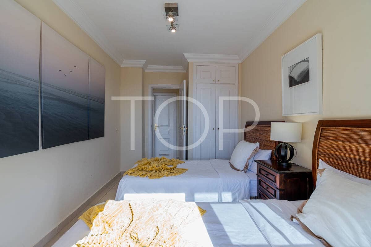 2 soveværelse Lejlighed til salg i Playa del Duque med swimmingpool garage - € 840.000 (Ref: 9511471)