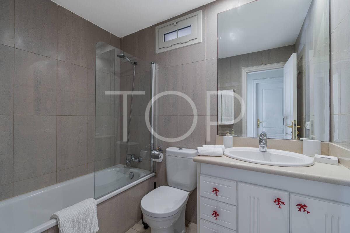 2 soveværelse Lejlighed til salg i Playa del Duque med swimmingpool garage - € 840.000 (Ref: 9511471)