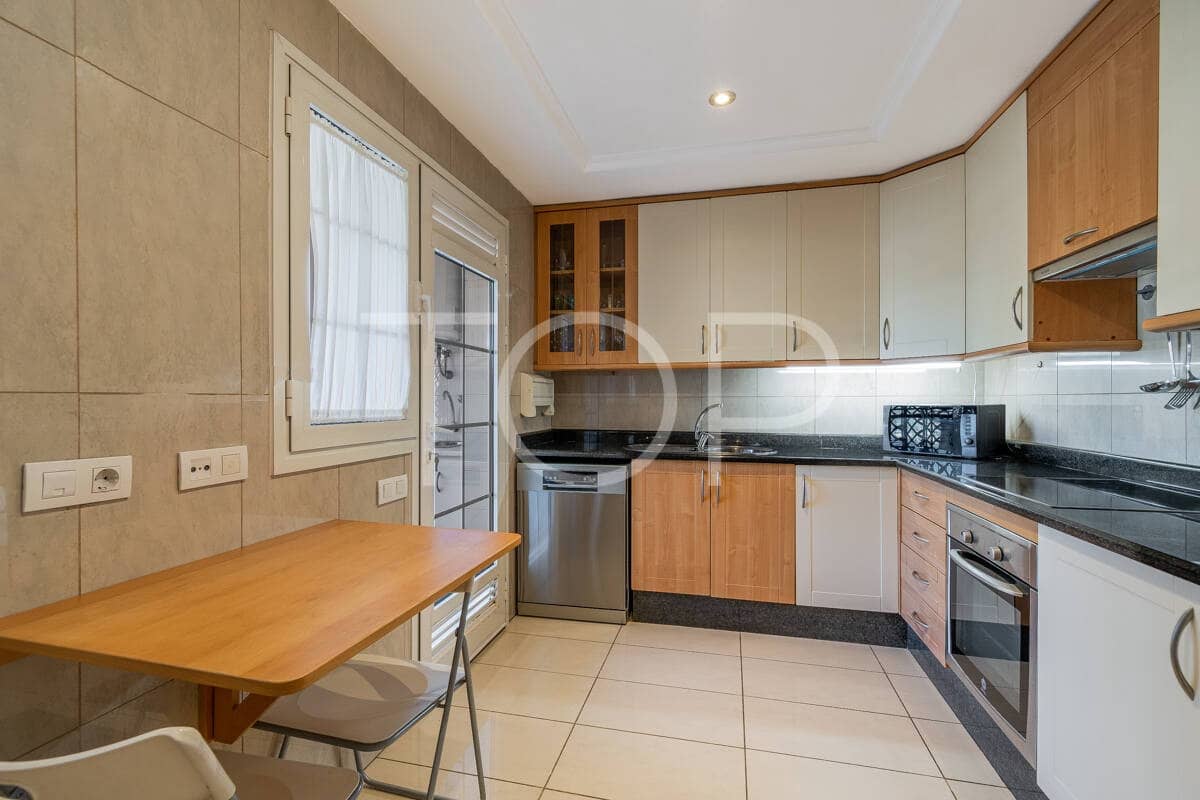 2 soveværelse Lejlighed til salg i Playa del Duque med swimmingpool garage - € 840.000 (Ref: 9511471)