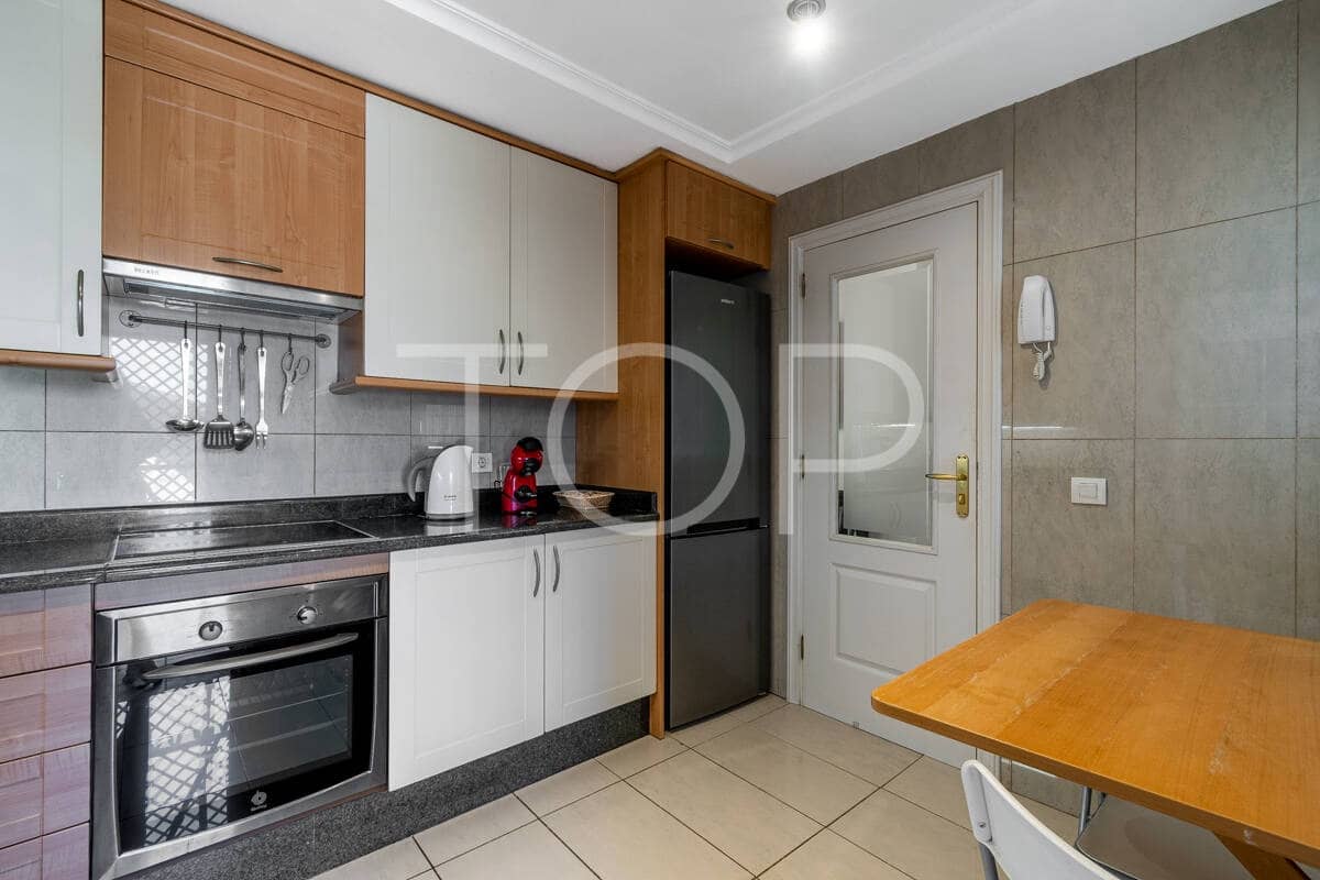 2 soveværelse Lejlighed til salg i Playa del Duque med swimmingpool garage - € 840.000 (Ref: 9511471)