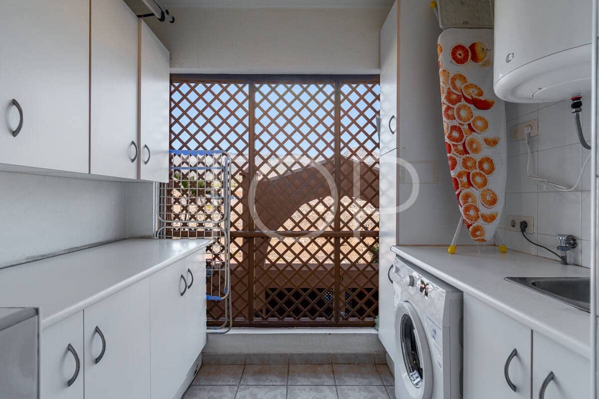 2 soveværelse Lejlighed til salg i Playa del Duque med swimmingpool garage - € 840.000 (Ref: 9511471)