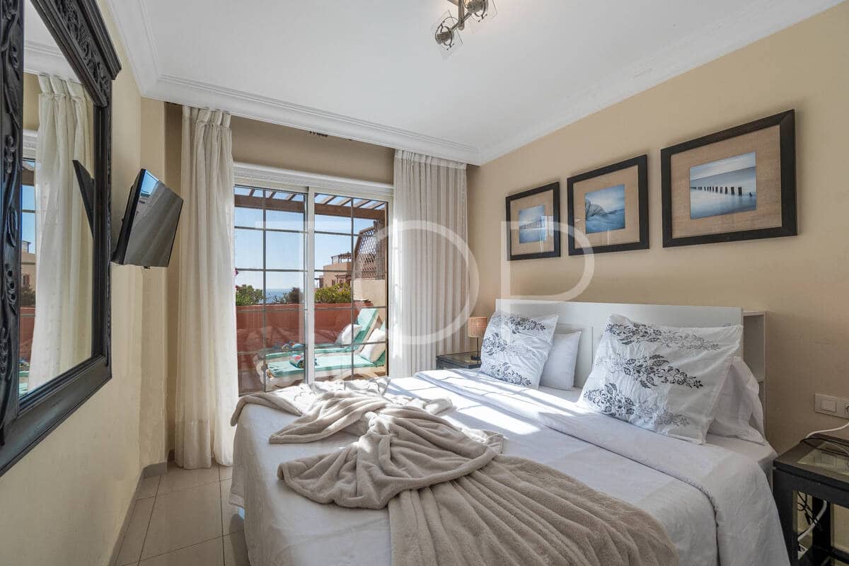 2 soveværelse Lejlighed til salg i Playa del Duque med swimmingpool garage - € 840.000 (Ref: 9511471)