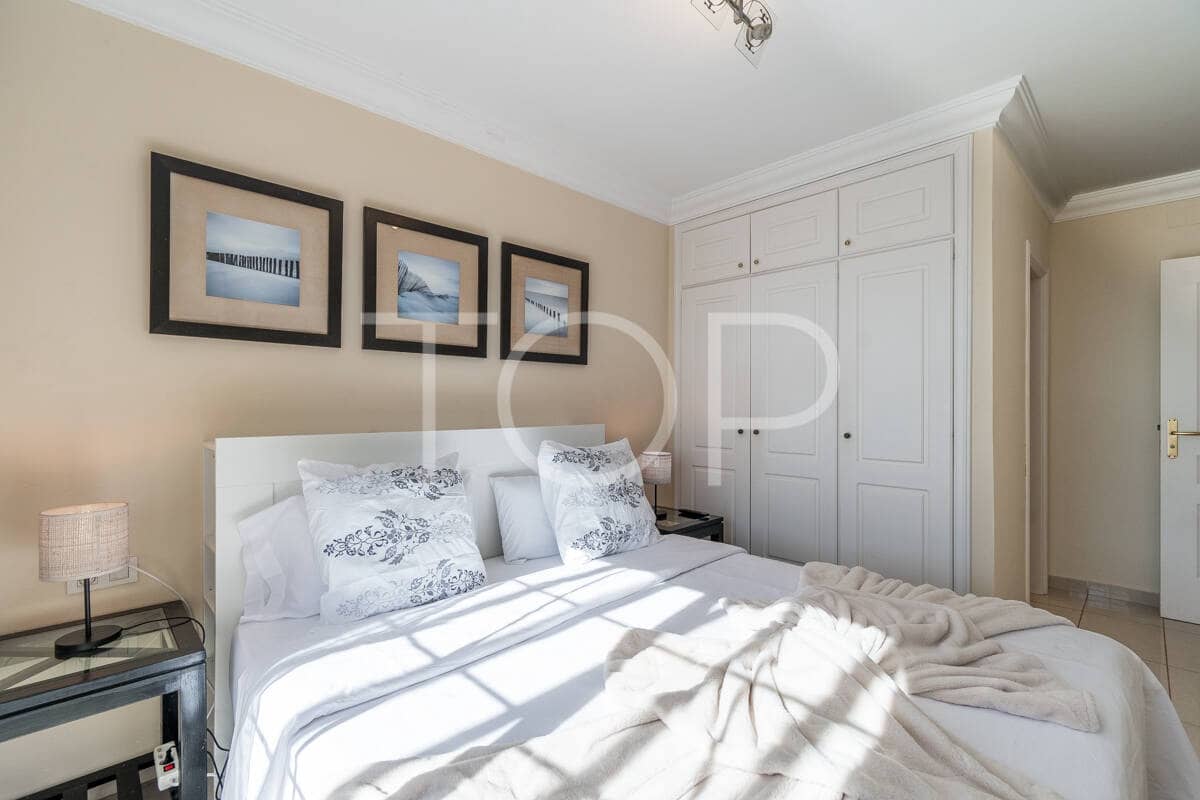 2 soveværelse Lejlighed til salg i Playa del Duque med swimmingpool garage - € 840.000 (Ref: 9511471)