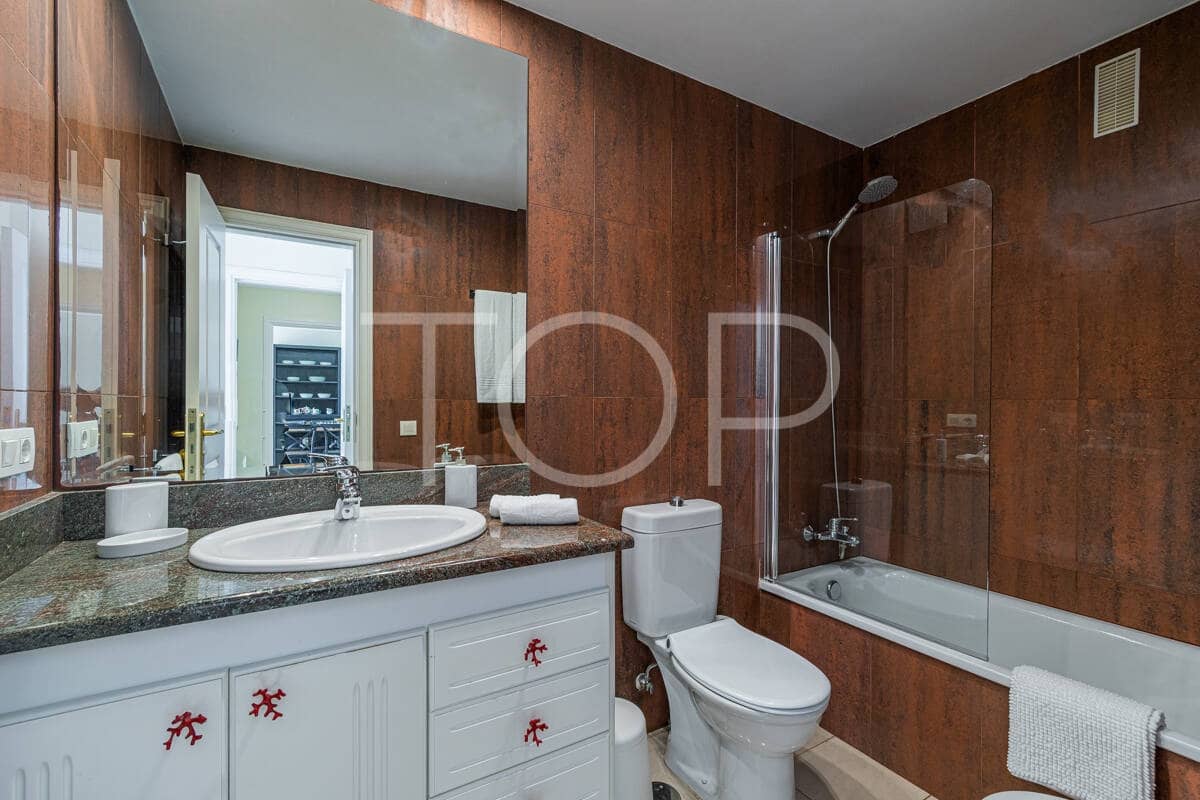 2 soveværelse Lejlighed til salg i Playa del Duque med swimmingpool garage - € 840.000 (Ref: 9511471)