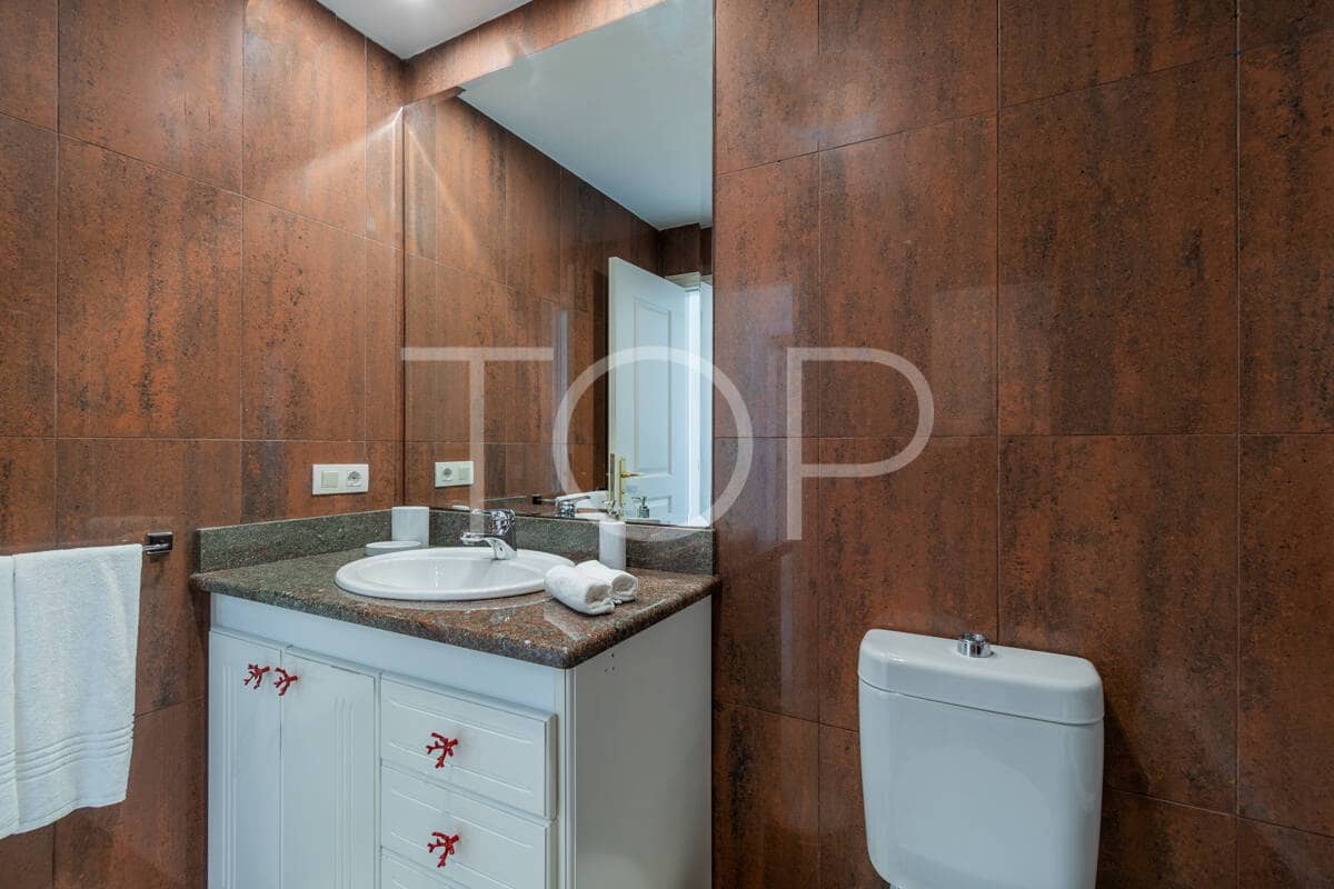 2 soveværelse Lejlighed til salg i Playa del Duque med swimmingpool garage - € 840.000 (Ref: 9511471)