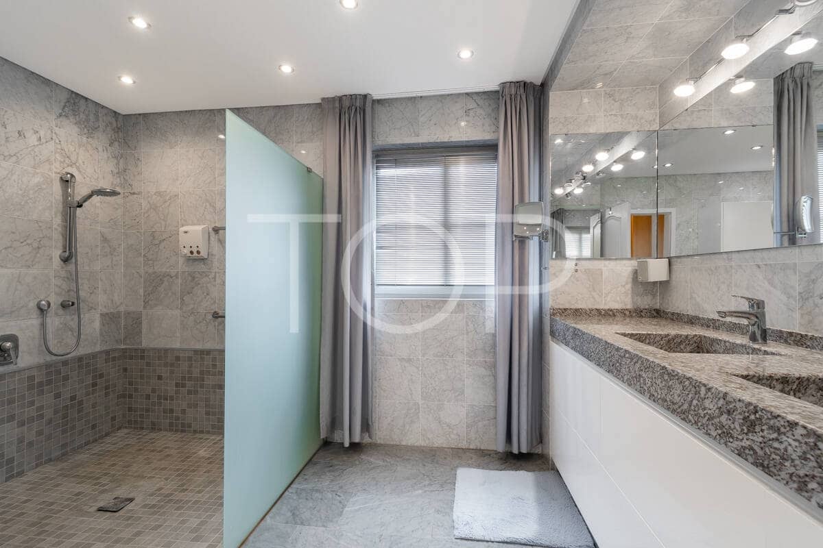 3 sypialnia Dom na sprzedaż w Chayofa z basenem garażem - 1 150 000 € (Ref: 9523647)