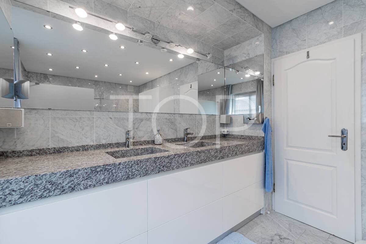 3 sypialnia Dom na sprzedaż w Chayofa z basenem garażem - 1 150 000 € (Ref: 9523647)