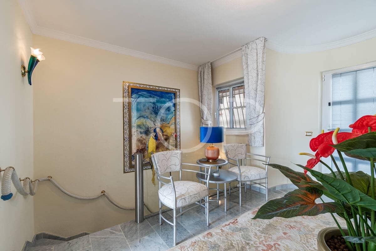 3 sypialnia Dom na sprzedaż w Chayofa z basenem garażem - 1 150 000 € (Ref: 9523647)