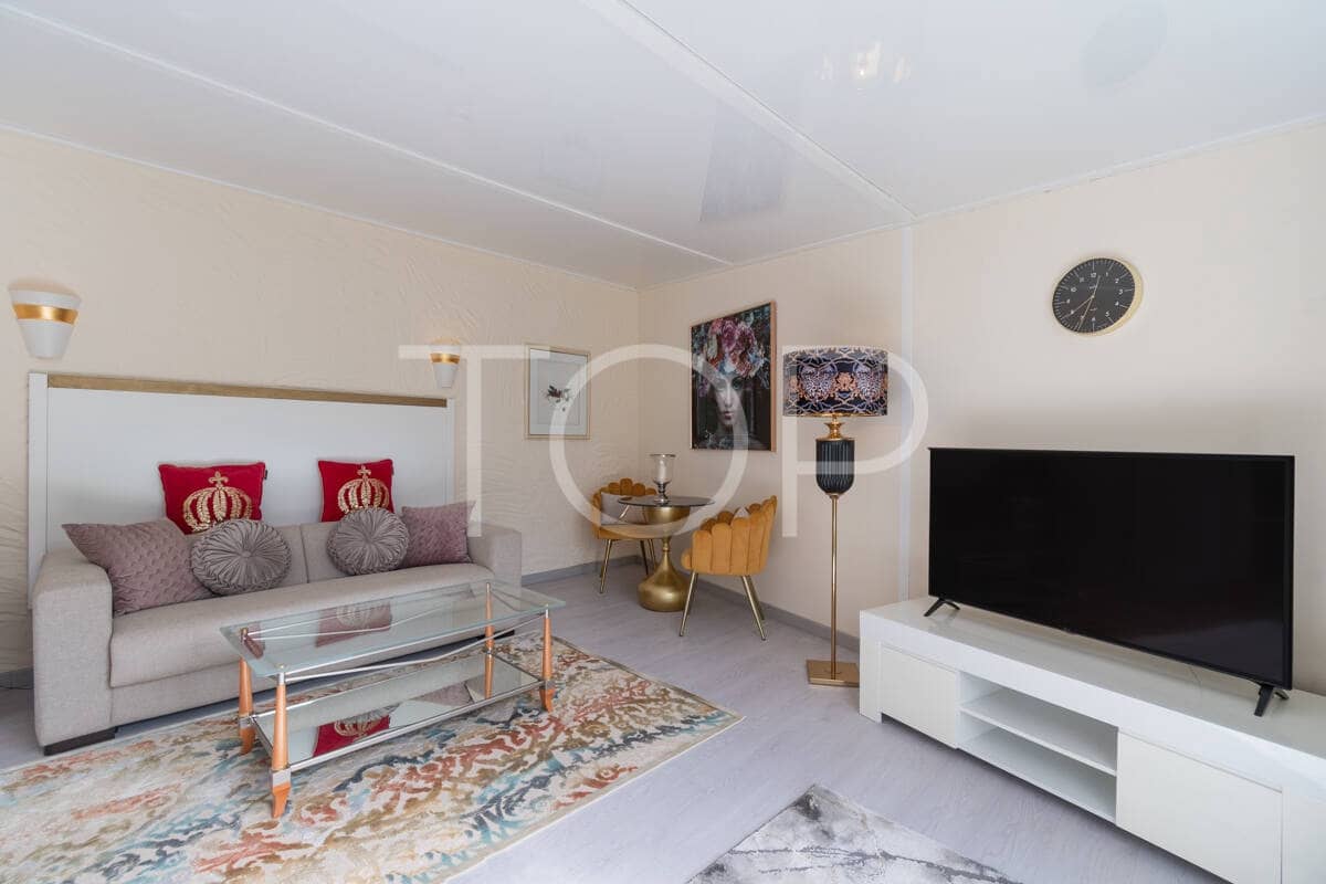 3 sypialnia Dom na sprzedaż w Chayofa z basenem garażem - 1 150 000 € (Ref: 9523647)