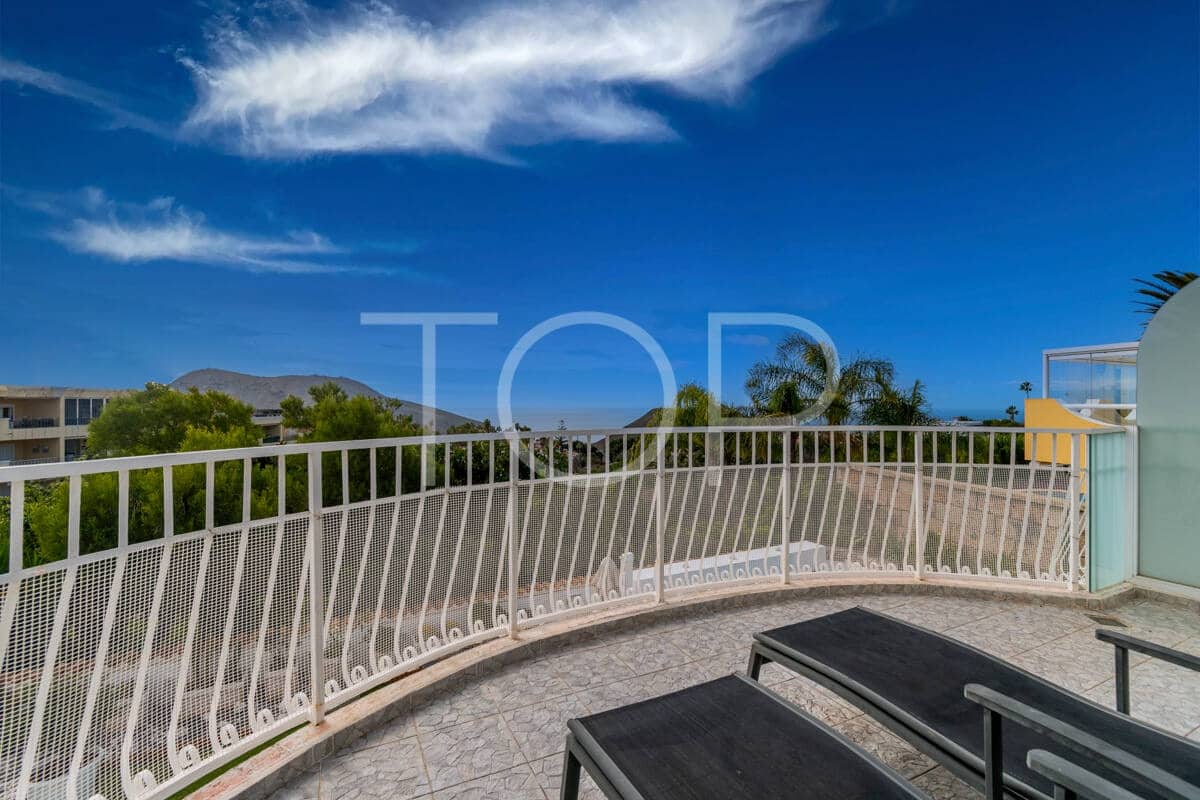 3 sypialnia Dom na sprzedaż w Chayofa z basenem garażem - 1 150 000 € (Ref: 9523647)