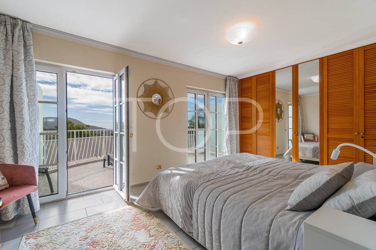 3 sypialnia Dom na sprzedaż w Chayofa z basenem garażem - 1 150 000 € (Ref: 9523647)