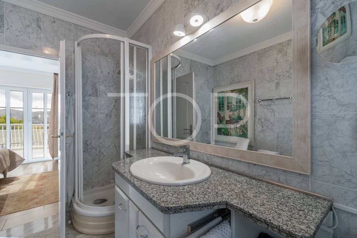 3 sypialnia Dom na sprzedaż w Chayofa z basenem garażem - 1 150 000 € (Ref: 9523647)