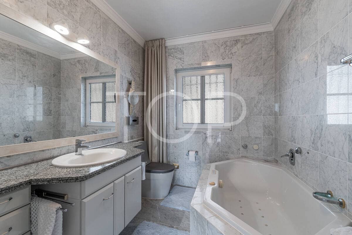 3 sypialnia Dom na sprzedaż w Chayofa z basenem garażem - 1 150 000 € (Ref: 9523647)