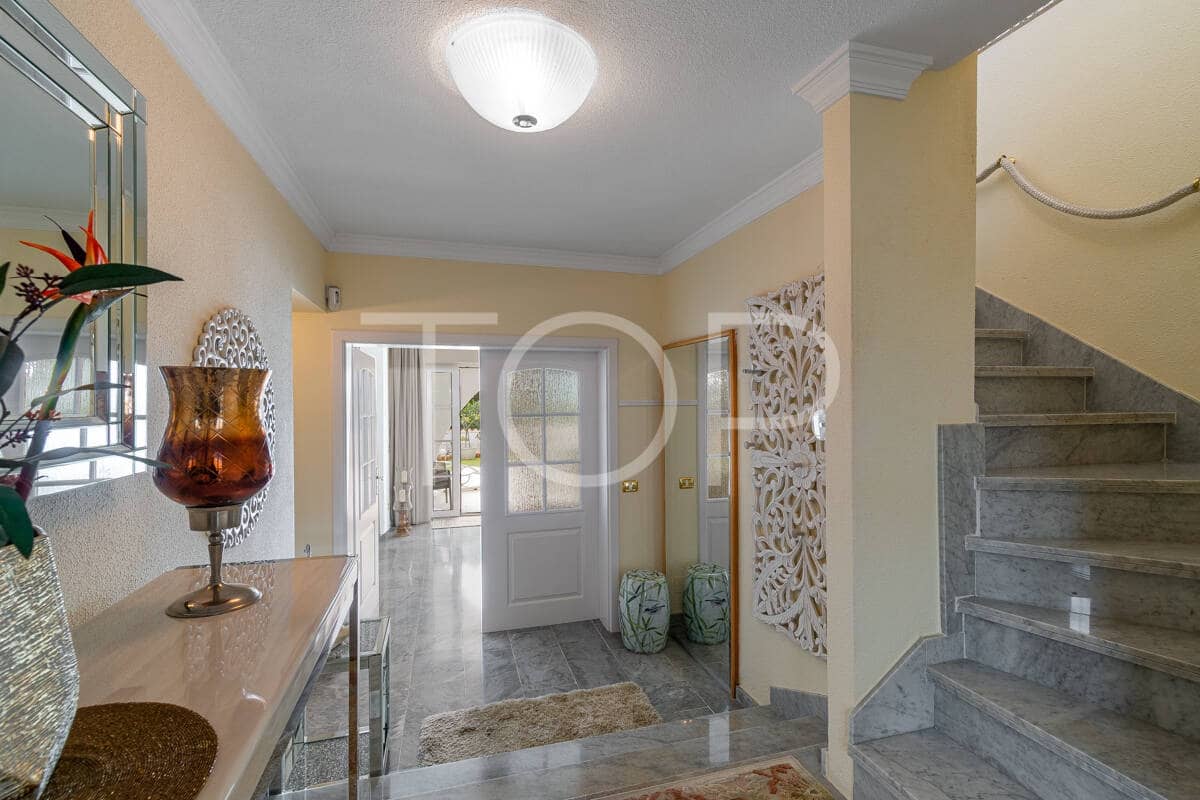 3 sypialnia Dom na sprzedaż w Chayofa z basenem garażem - 1 150 000 € (Ref: 9523647)