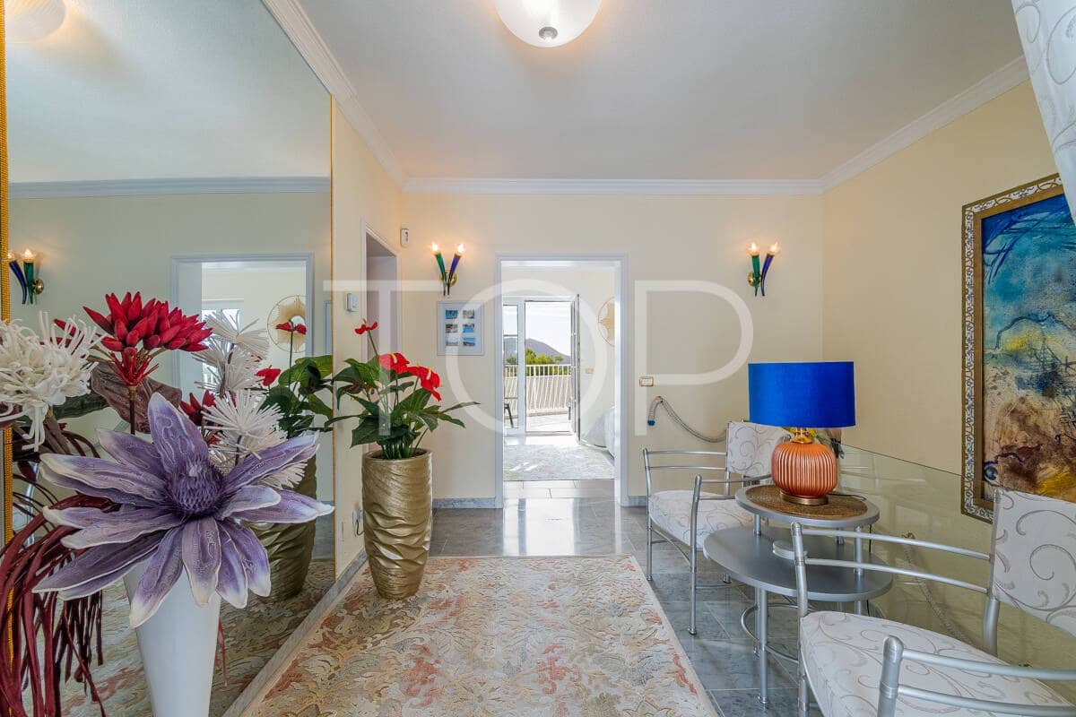 3 sypialnia Dom na sprzedaż w Chayofa z basenem garażem - 1 150 000 € (Ref: 9523647)