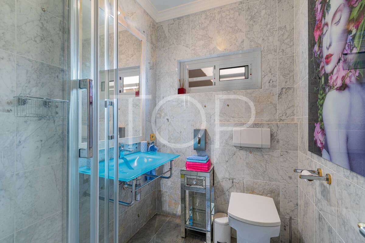 3 sypialnia Dom na sprzedaż w Chayofa z basenem garażem - 1 150 000 € (Ref: 9523647)