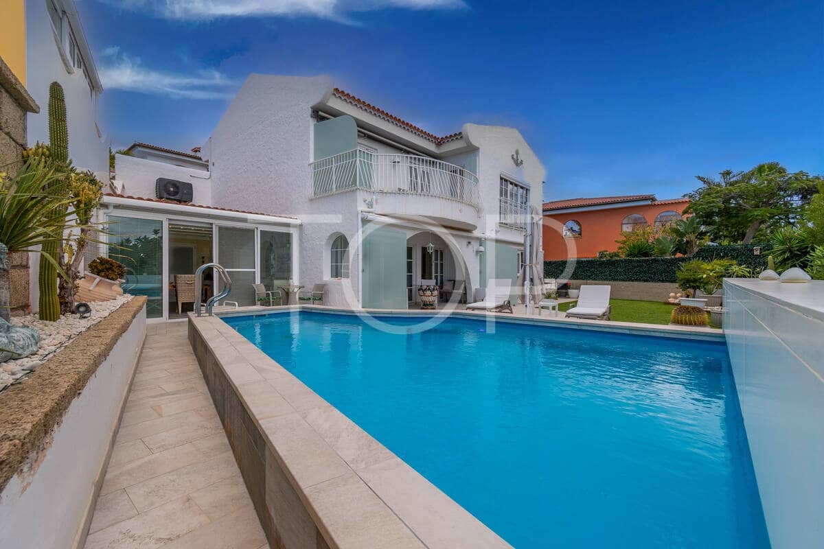 3 sypialnia Dom na sprzedaż w Chayofa z basenem garażem - 1 150 000 € (Ref: 9523647)