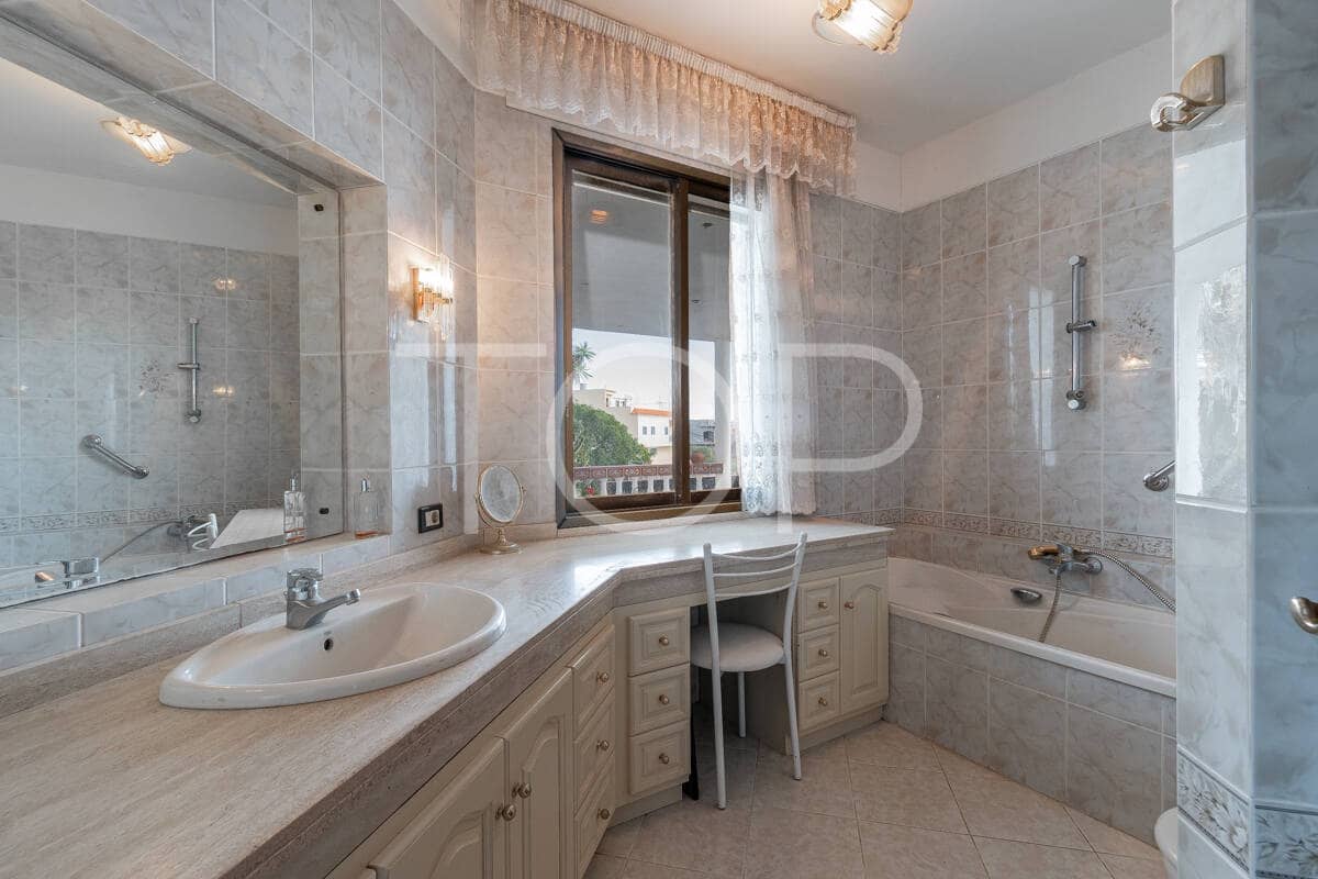 5 bedroom Villa for sale in San Isidro de Abona with pool garage - € 780,000 (Ref: 9610523)