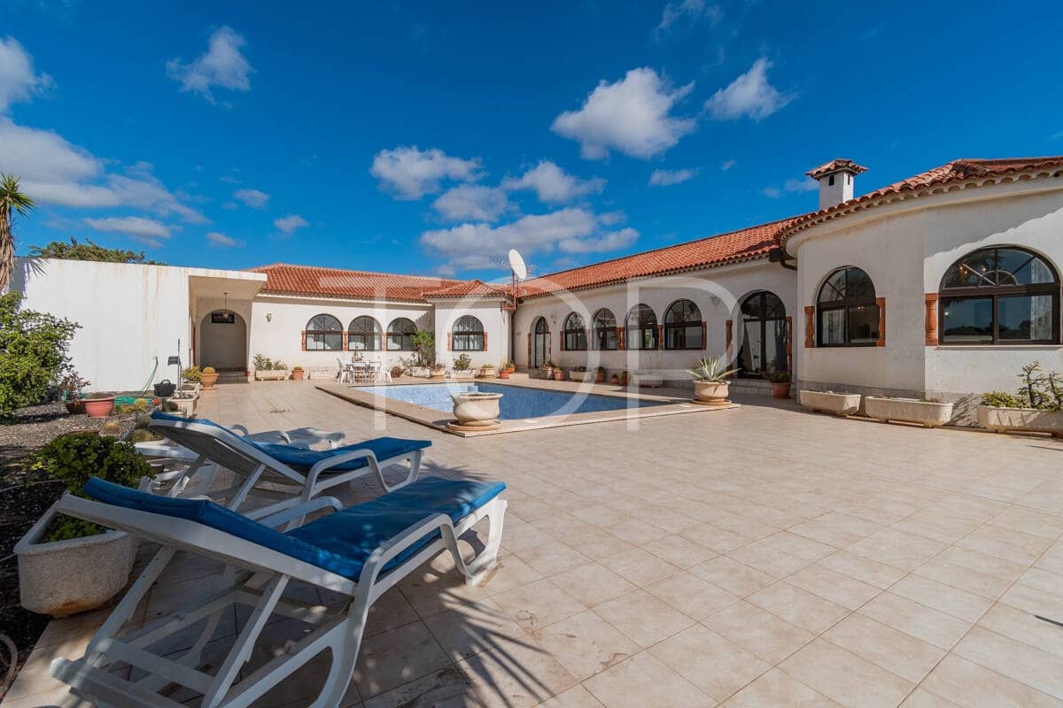 5 bedroom Villa for sale in San Isidro de Abona with pool garage - € 780,000 (Ref: 9610523)