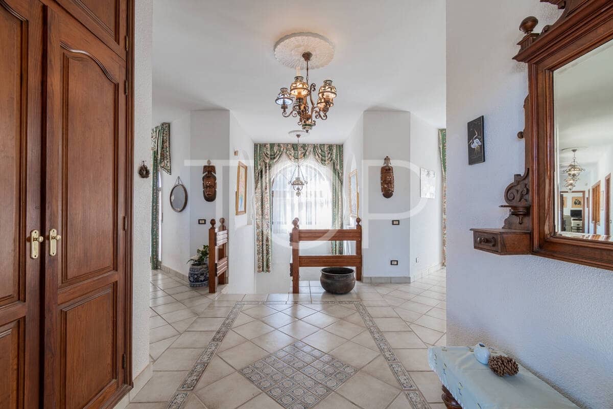 5 bedroom Villa for sale in San Isidro de Abona with pool garage - € 780,000 (Ref: 9610523)