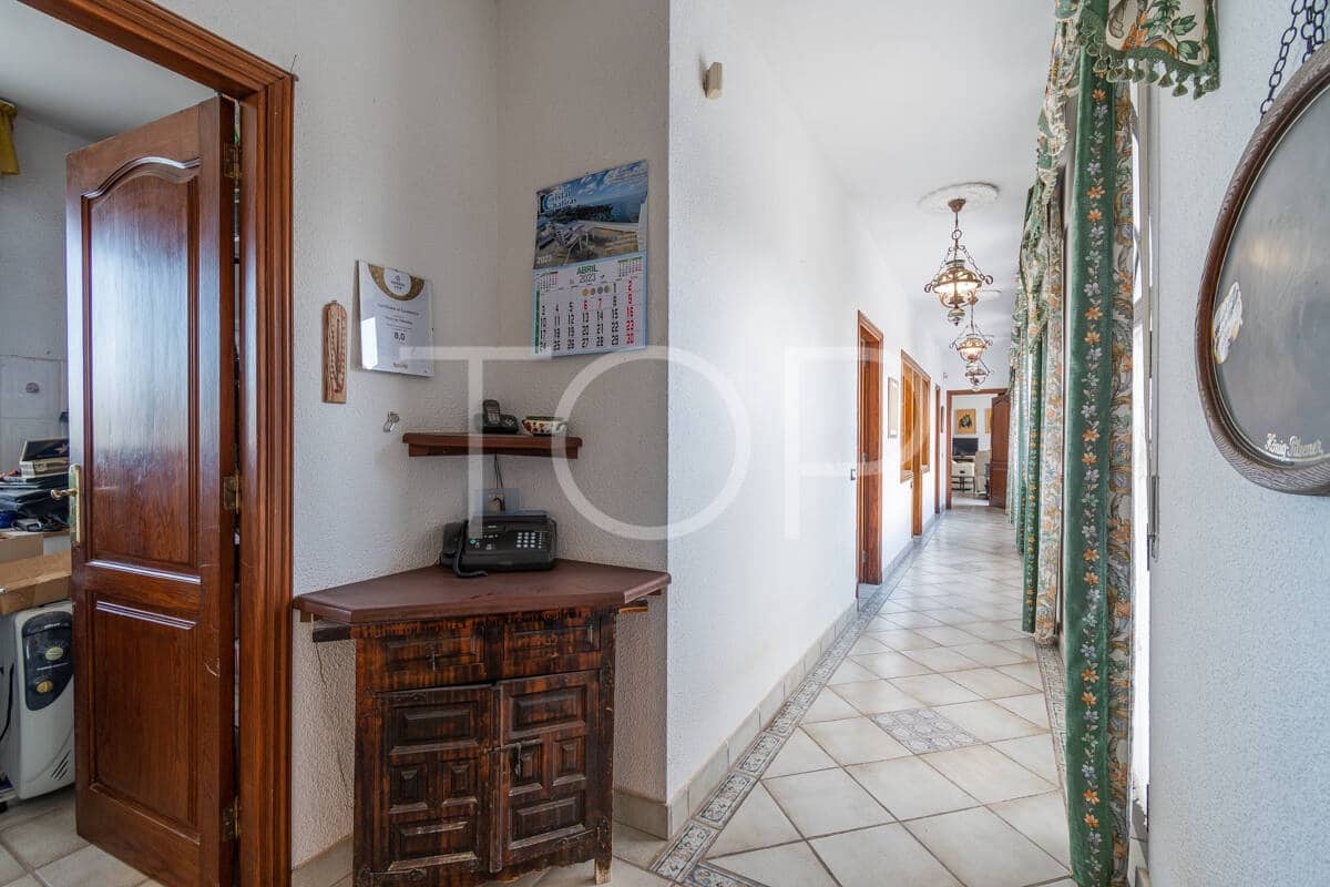 5 bedroom Villa for sale in San Isidro de Abona with pool garage - € 780,000 (Ref: 9610523)