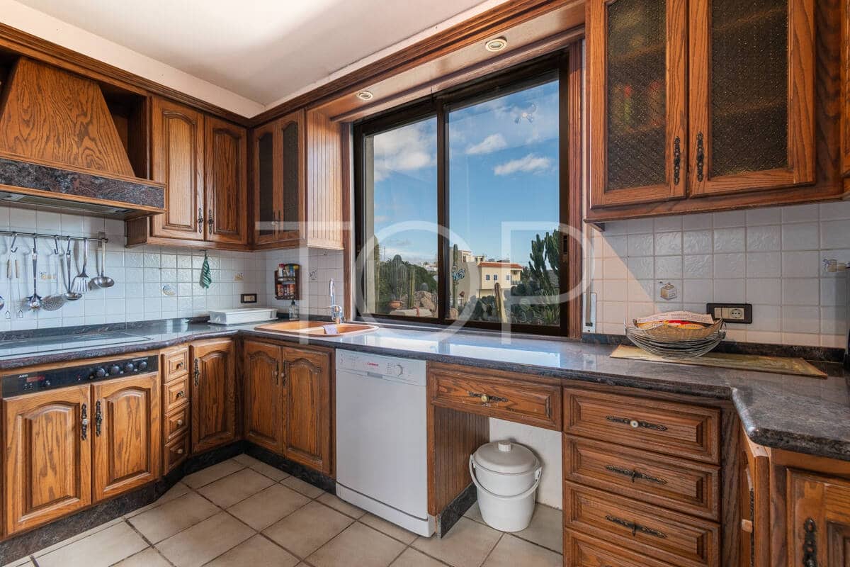 5 bedroom Villa for sale in San Isidro de Abona with pool garage - € 780,000 (Ref: 9610523)