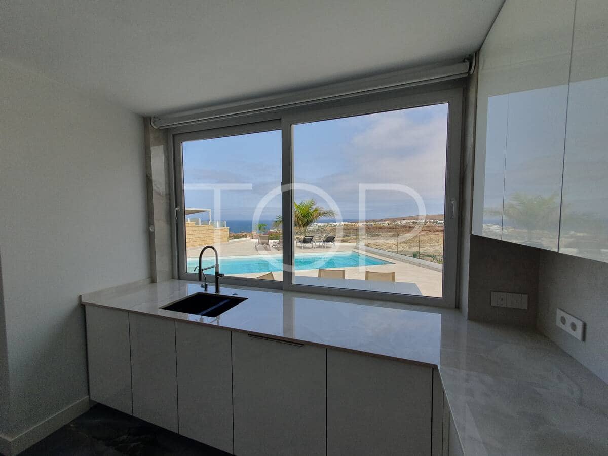 4 bedroom Villa for sale in Playa del Duque with pool - € 2,100,000 (Ref: 9624260)