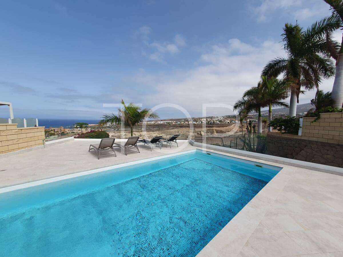 4 bedroom Villa for sale in Playa del Duque with pool - € 2,100,000 (Ref: 9624260)