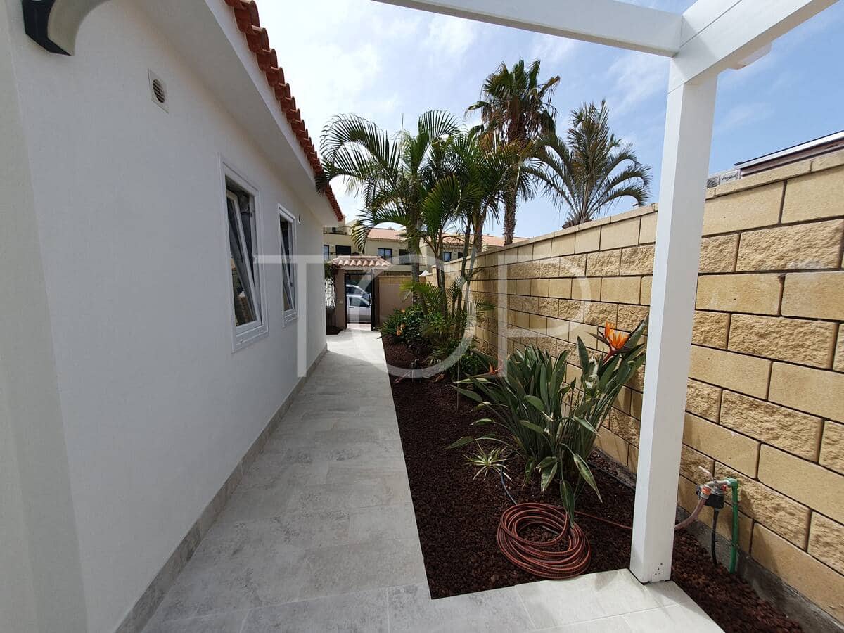 4 bedroom Villa for sale in Playa del Duque with pool - € 2,100,000 (Ref: 9624260)