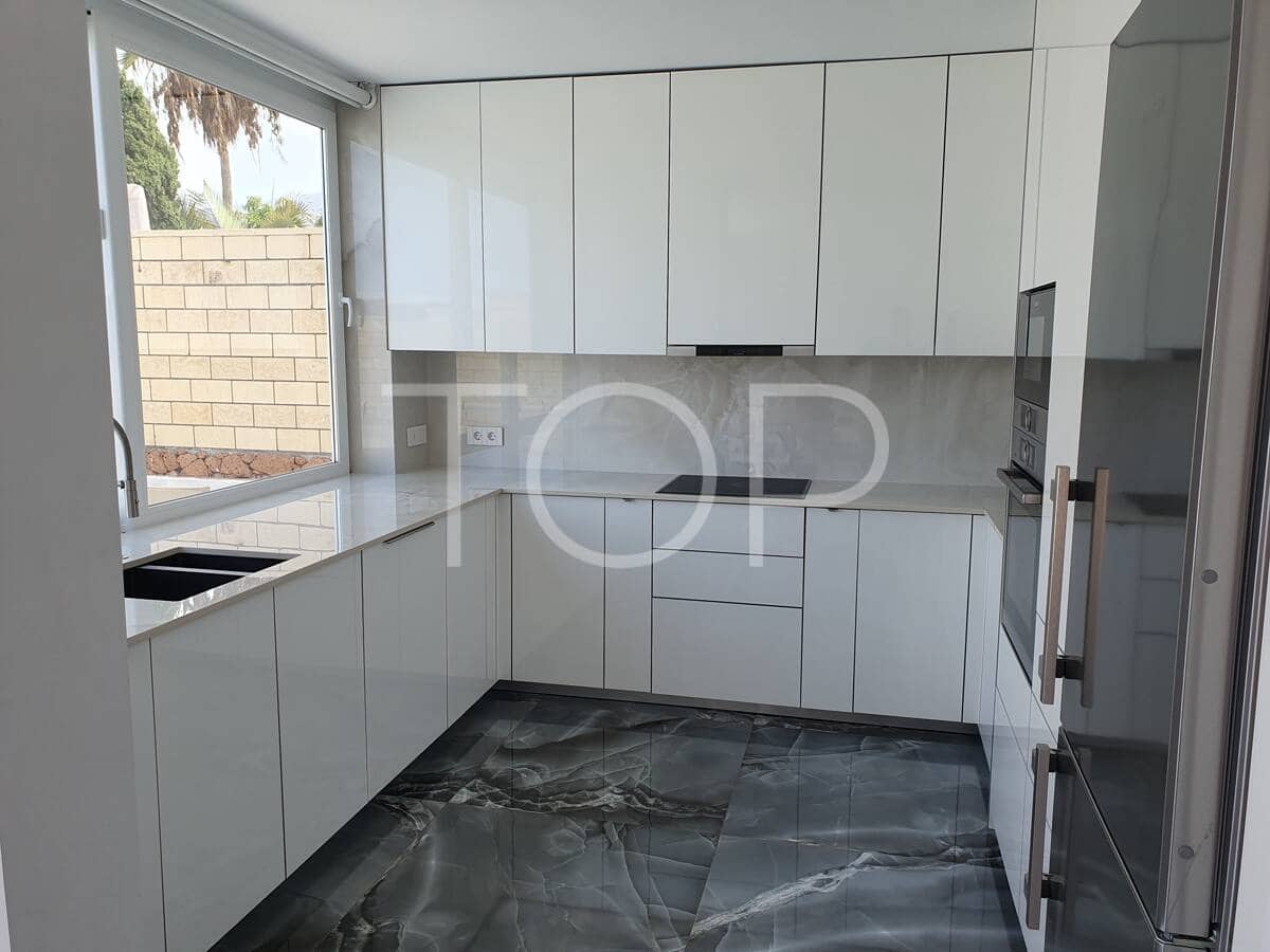 4 bedroom Villa for sale in Playa del Duque with pool - € 2,100,000 (Ref: 9624260)