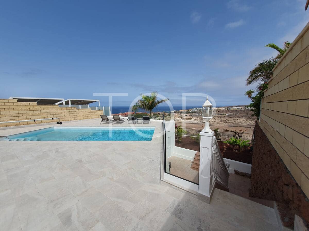 4 bedroom Villa for sale in Playa del Duque with pool - € 2,100,000 (Ref: 9624260)