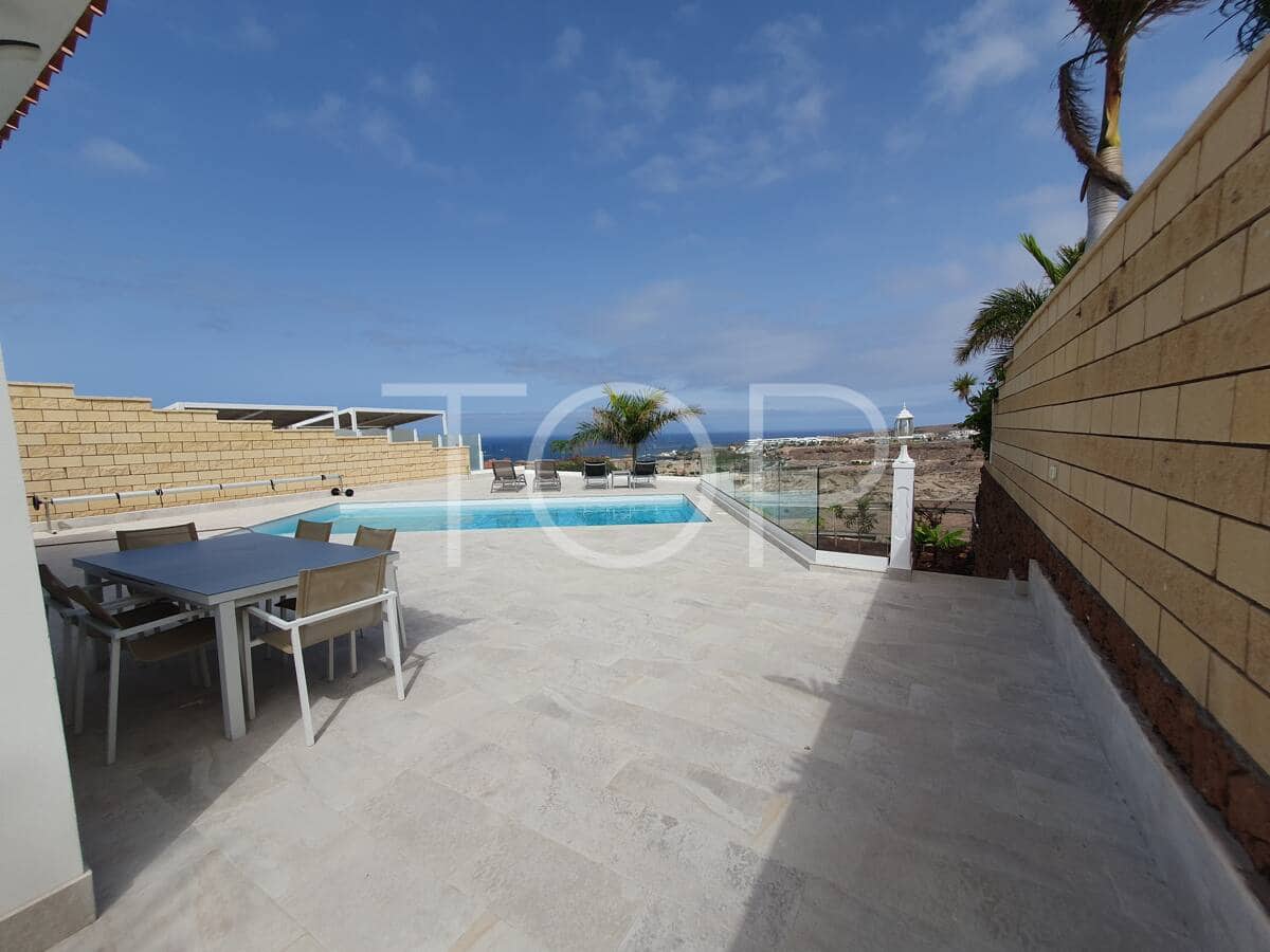 4 bedroom Villa for sale in Playa del Duque with pool - € 2,100,000 (Ref: 9624260)