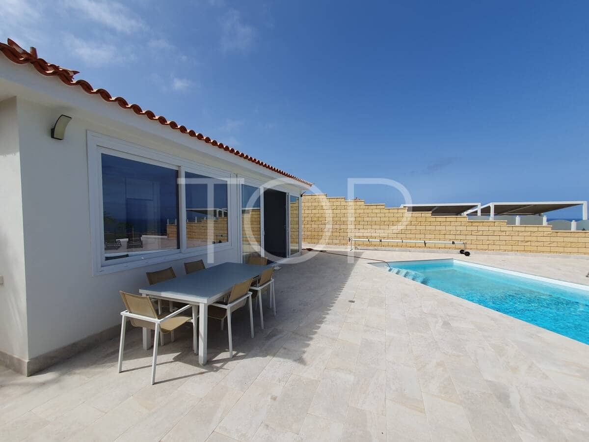 4 bedroom Villa for sale in Playa del Duque with pool - € 2,100,000 (Ref: 9624260)