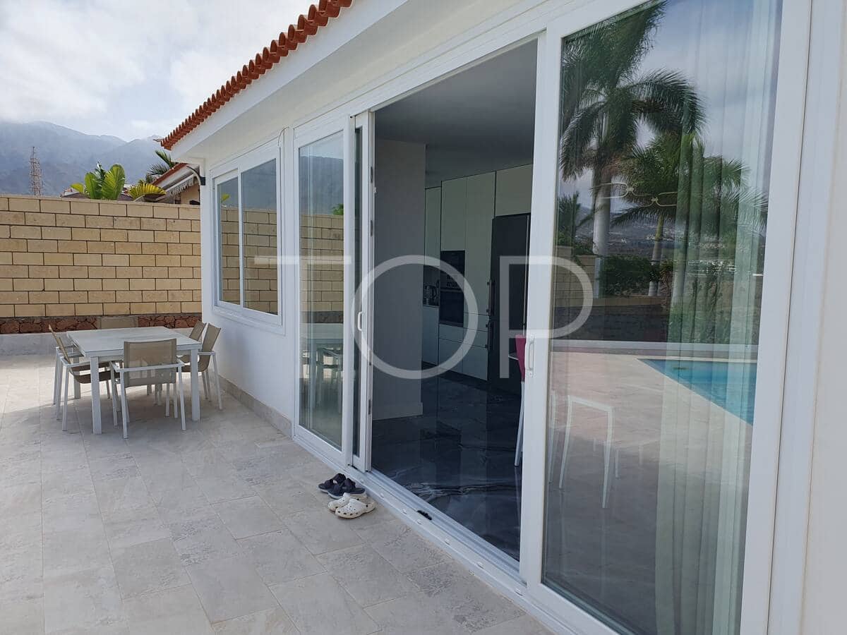 4 bedroom Villa for sale in Playa del Duque with pool - € 2,100,000 (Ref: 9624260)