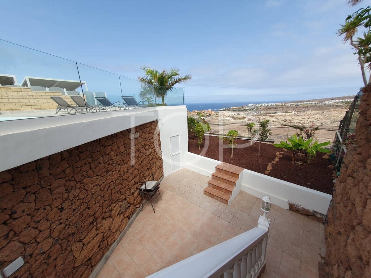 4 bedroom Villa for sale in Playa del Duque with pool - € 2,100,000 (Ref: 9624260)