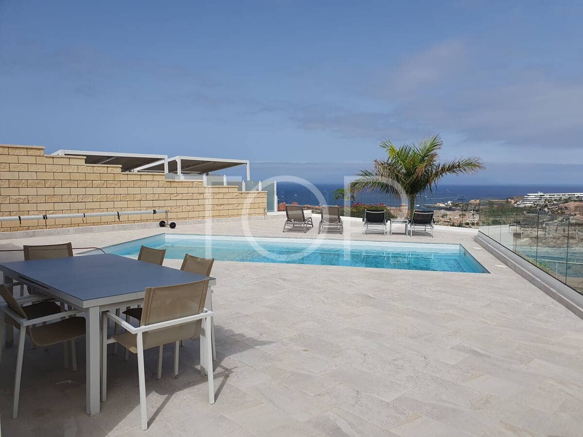 4 bedroom Villa for sale in Playa del Duque with pool - € 2,100,000 (Ref: 9624260)