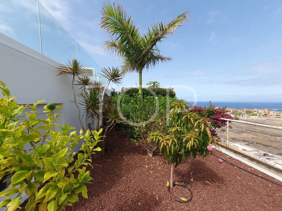 4 bedroom Villa for sale in Playa del Duque with pool - € 2,100,000 (Ref: 9624260)