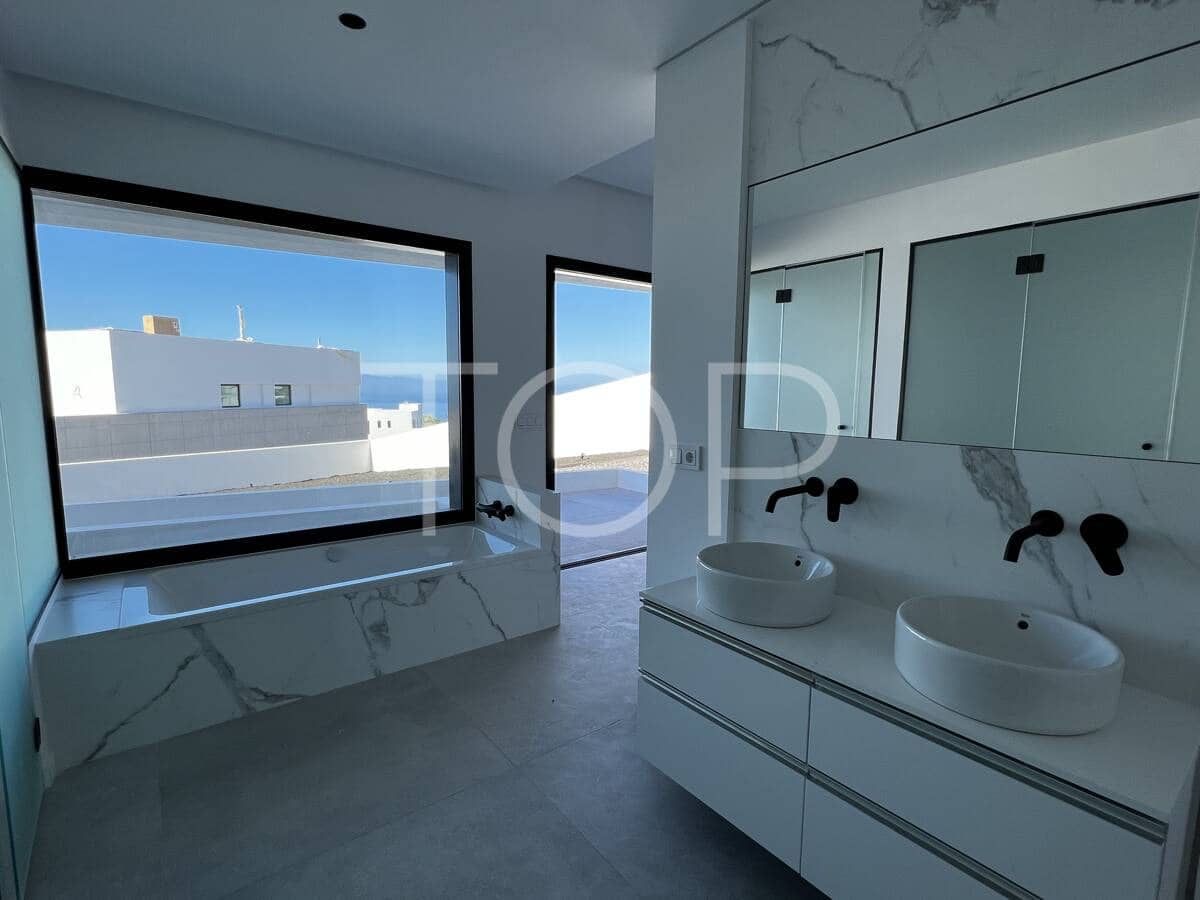 3 soverom Villa til salgs i Guia de Isora med svømmebasseng garasje - € 3 290 000 (Ref: 9626927)