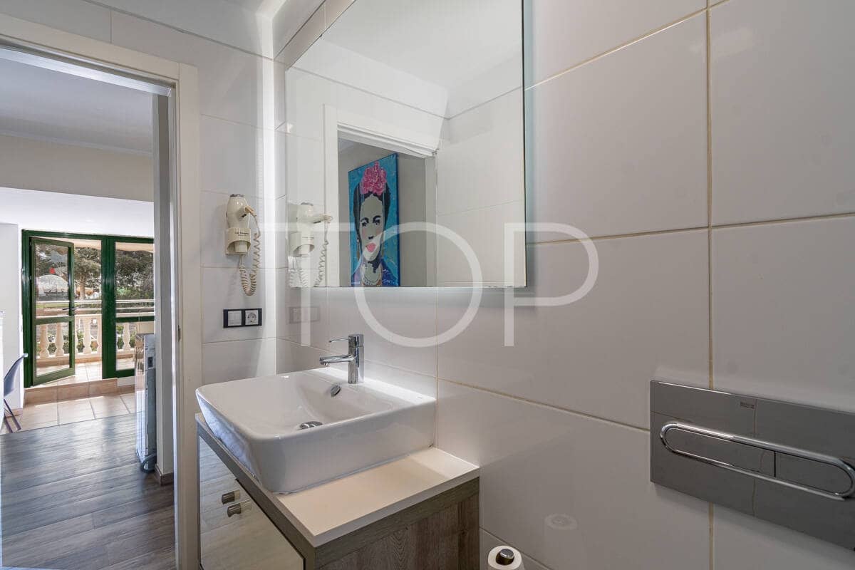 1 bedroom Penthouse for sale in Playa de las Americas with pool - € 299,000 (Ref: 9669622)