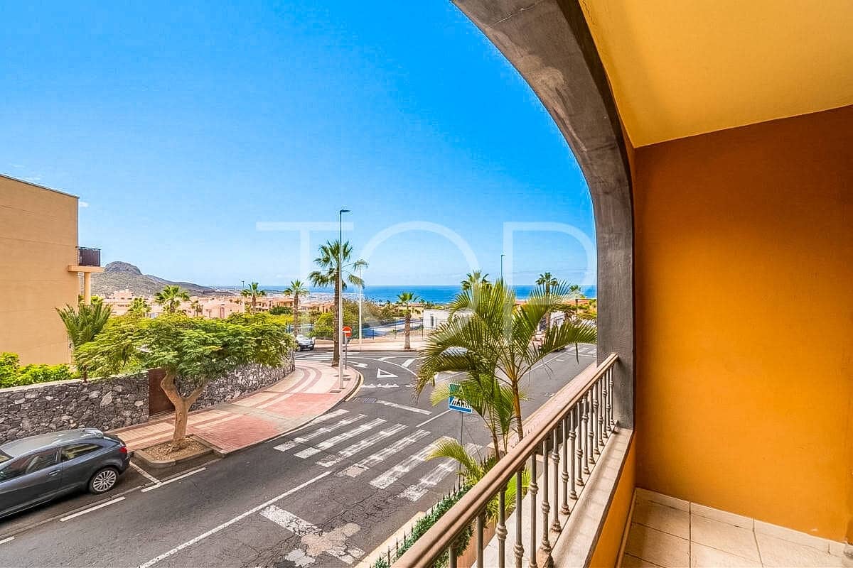 Piso de 2 habitaciones en Adeje en venta con garaje - 350.000 € (Ref: 9725156)