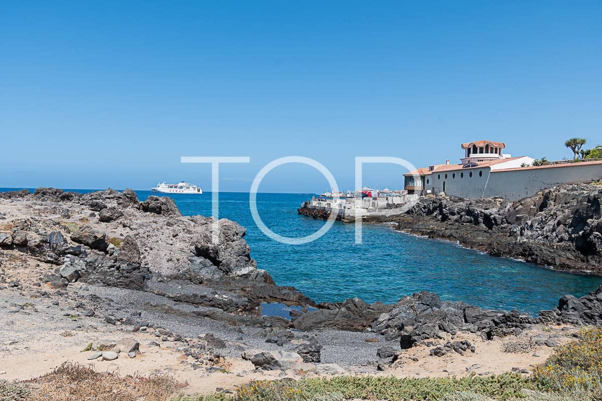 Piso de 2 habitaciones en Los Cristianos en venta con piscina garaje - 641.311 € (Ref: 9737728)