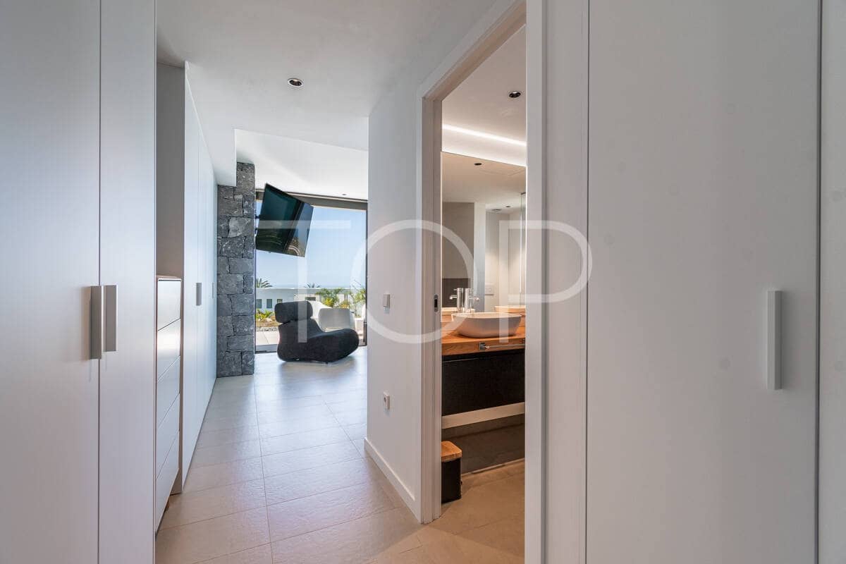 3 soverom Villa til salgs i Guia de Isora med svømmebasseng garasje - € 1 895 000 (Ref: 9789984)