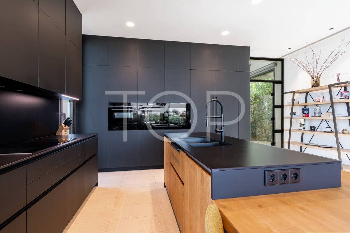 3 soverom Villa til salgs i Guia de Isora med svømmebasseng garasje - € 1 895 000 (Ref: 9789984)