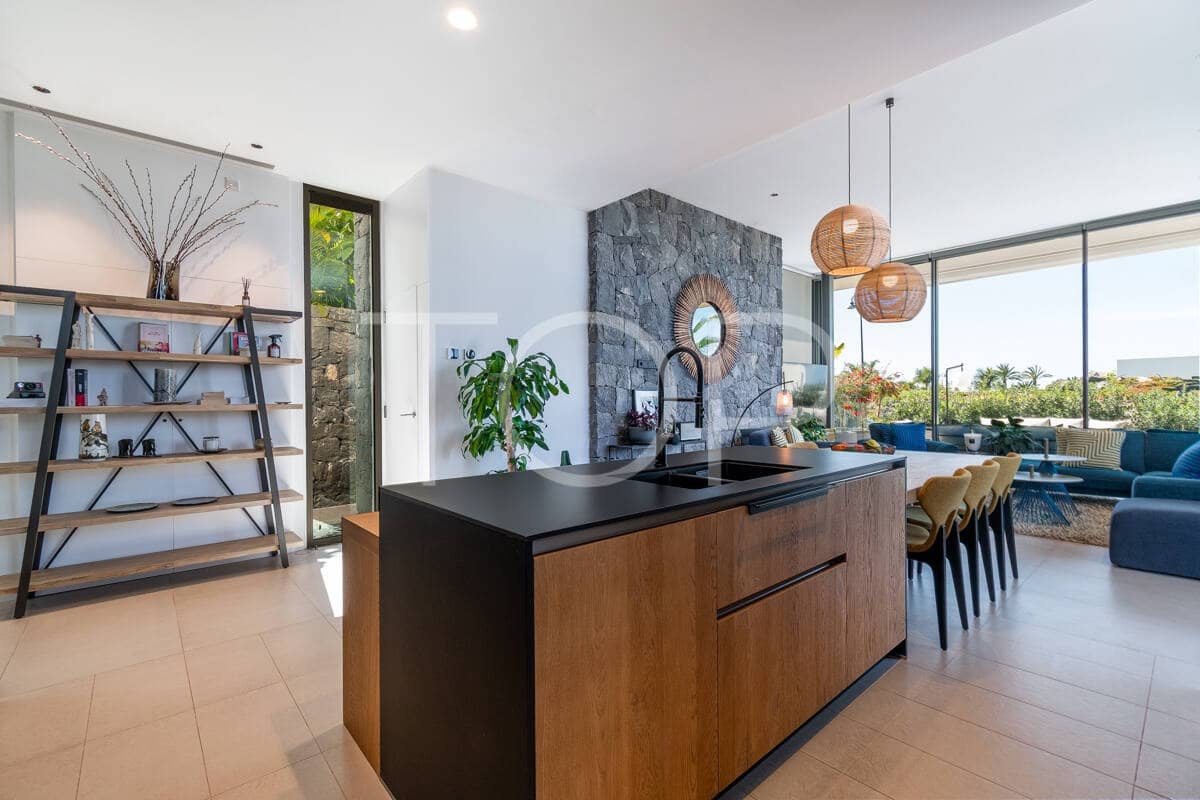 3 soverom Villa til salgs i Guia de Isora med svømmebasseng garasje - € 1 895 000 (Ref: 9789984)