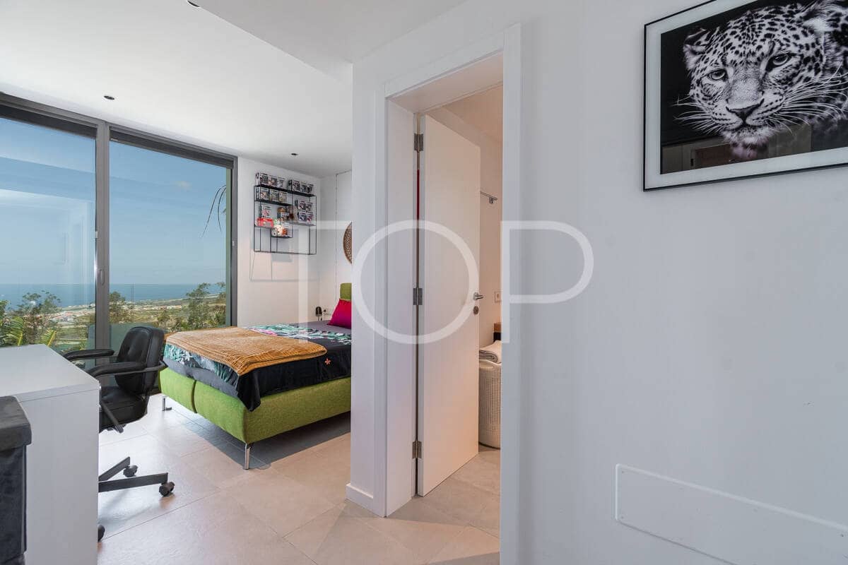 3 soverom Villa til salgs i Guia de Isora med svømmebasseng garasje - € 1 895 000 (Ref: 9789984)