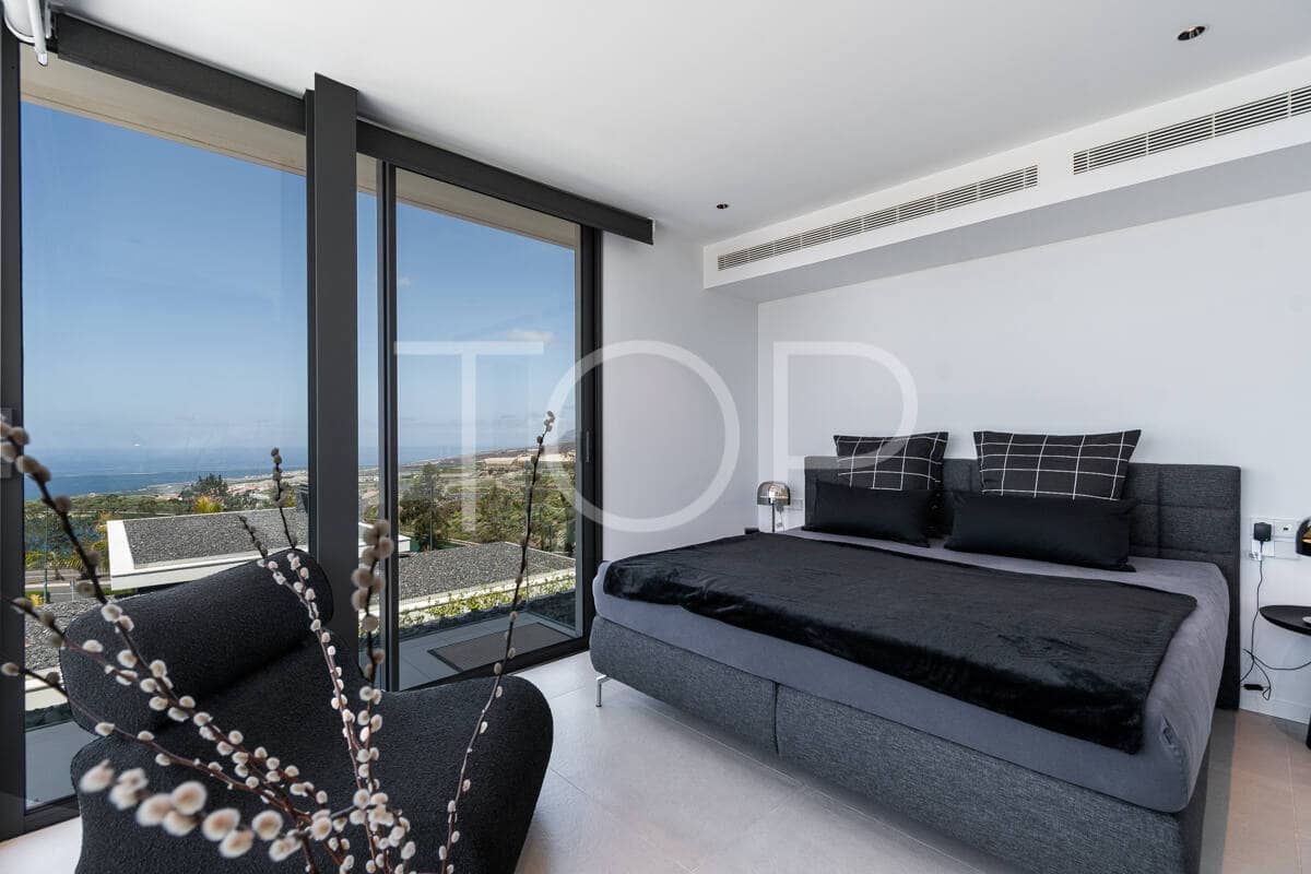 3 soverom Villa til salgs i Guia de Isora med svømmebasseng garasje - € 1 895 000 (Ref: 9789984)