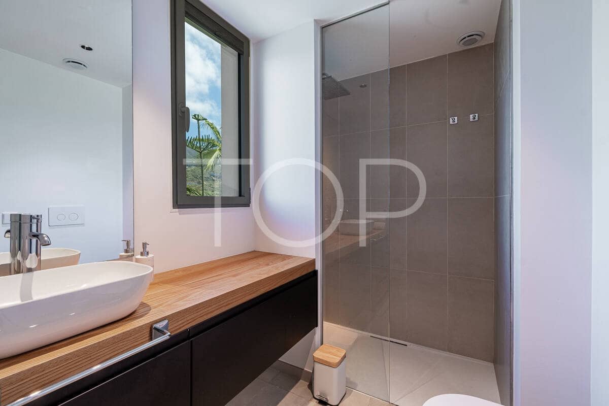 3 soverom Villa til salgs i Guia de Isora med svømmebasseng garasje - € 1 895 000 (Ref: 9789984)