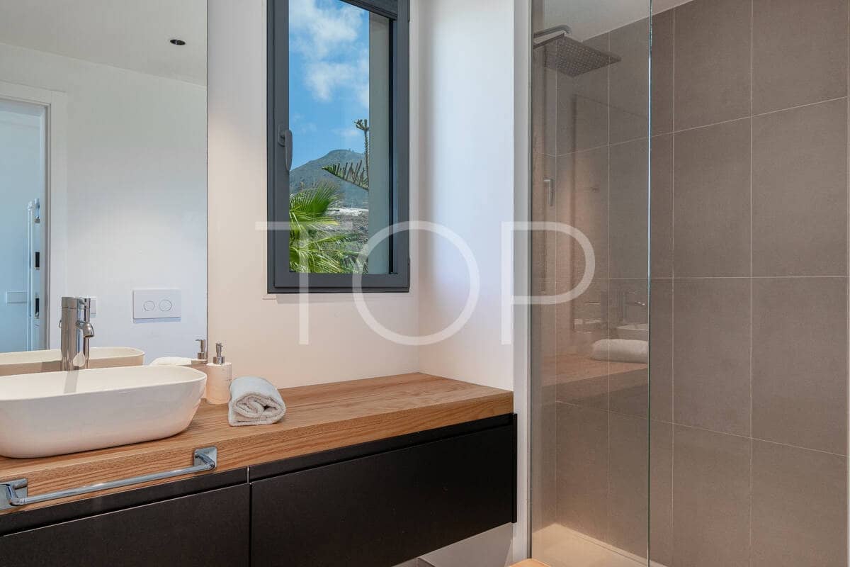 3 soverom Villa til salgs i Guia de Isora med svømmebasseng garasje - € 1 895 000 (Ref: 9789984)