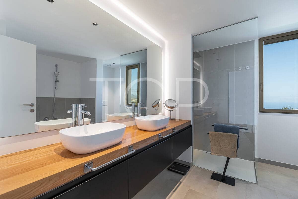 3 soverom Villa til salgs i Guia de Isora med svømmebasseng garasje - € 1 895 000 (Ref: 9789984)